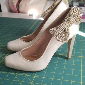ABS ivory heels with gold bow detail 8.5size